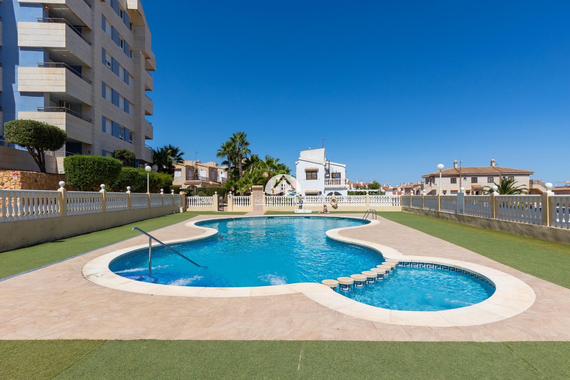 Resale - Villa - Torrevieja - La Mata