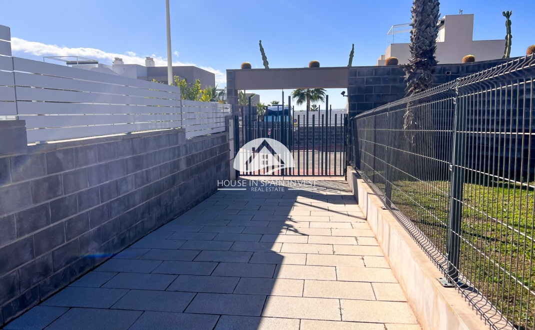 Resale - Villa - Torrevieja