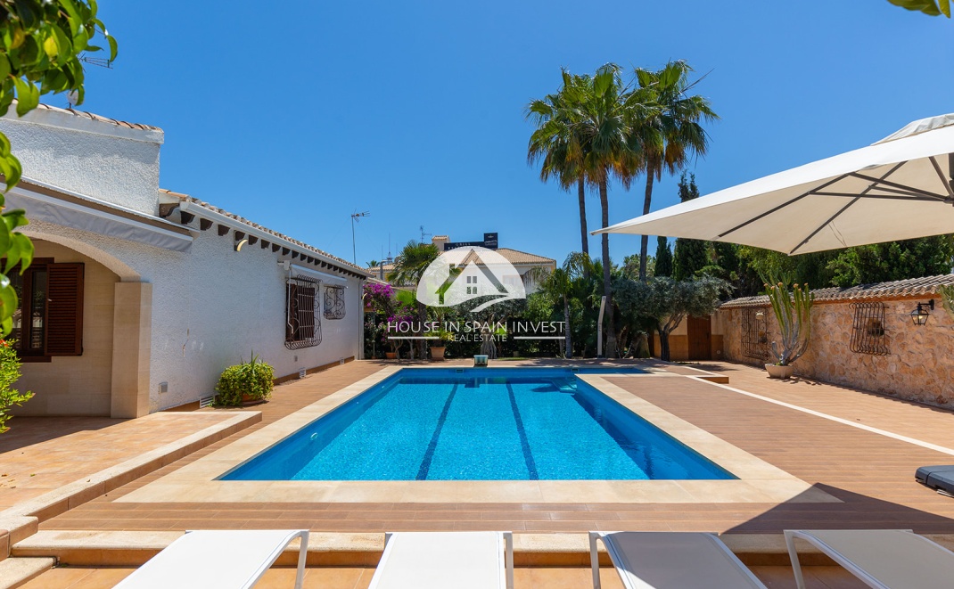 Resale - Villa - Orihuela Costa - Punta Prima  