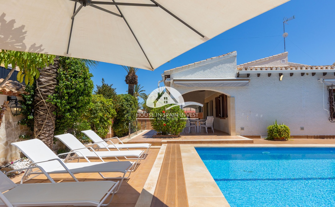 Resale - Villa - Orihuela Costa - Punta Prima  