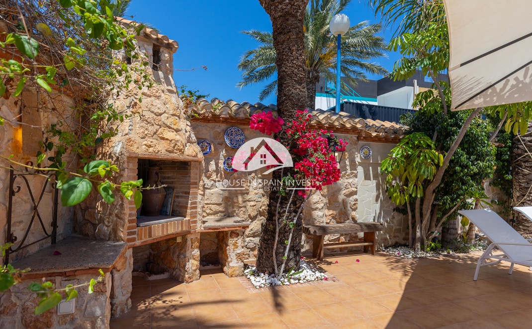 Resale - Villa - Orihuela Costa - Punta Prima  