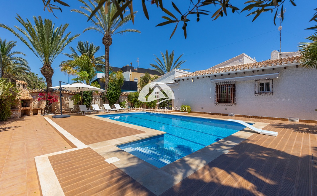 Resale - Villa - Orihuela Costa - Punta Prima  