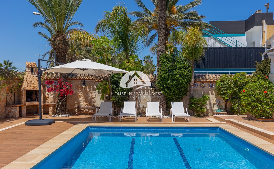 Resale - Villa - Orihuela Costa - Punta Prima  