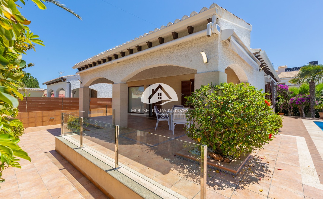 Resale - Villa - Orihuela Costa - Punta Prima  