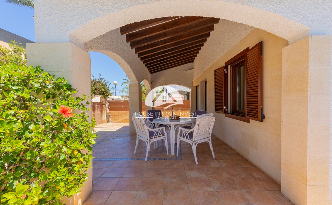 Resale - Villa - Orihuela Costa - Punta Prima  