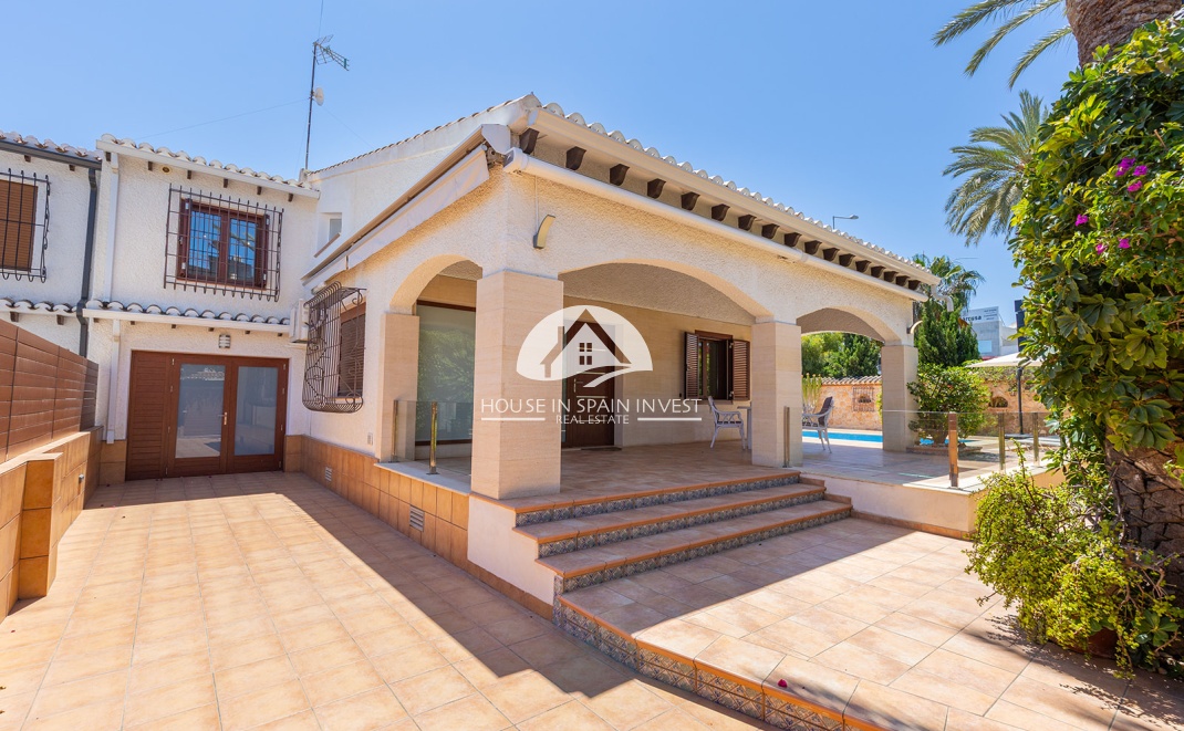 Resale - Villa - Orihuela Costa - Punta Prima  