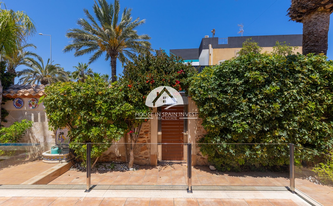 Resale - Villa - Orihuela Costa - Punta Prima  