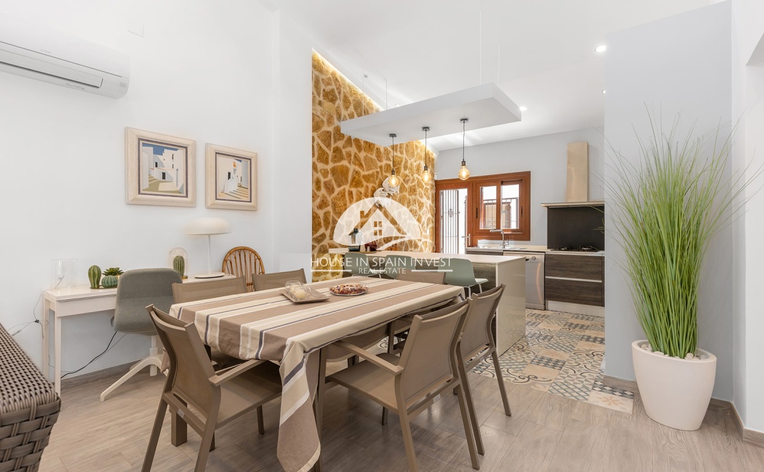 Resale - Villa - Orihuela Costa - Punta Prima  