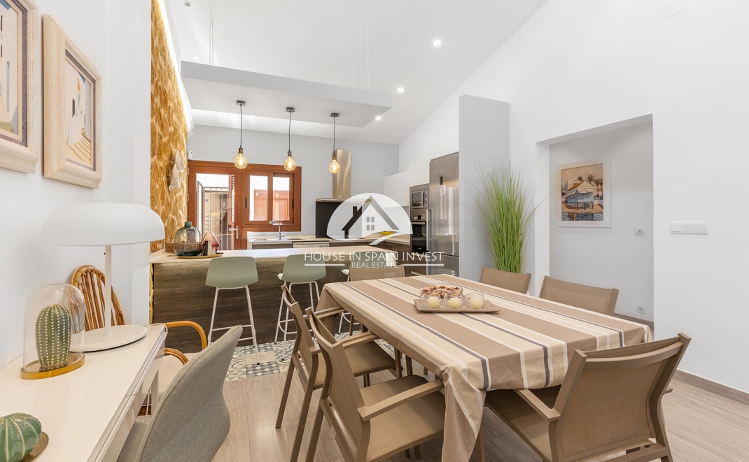 Resale - Villa - Orihuela Costa - Punta Prima  