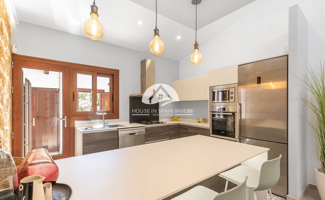 Resale - Villa - Orihuela Costa - Punta Prima  