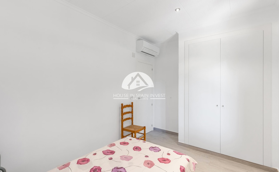 Resale - Villa - Orihuela Costa - Punta Prima  