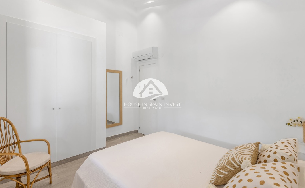 Resale - Villa - Orihuela Costa - Punta Prima  