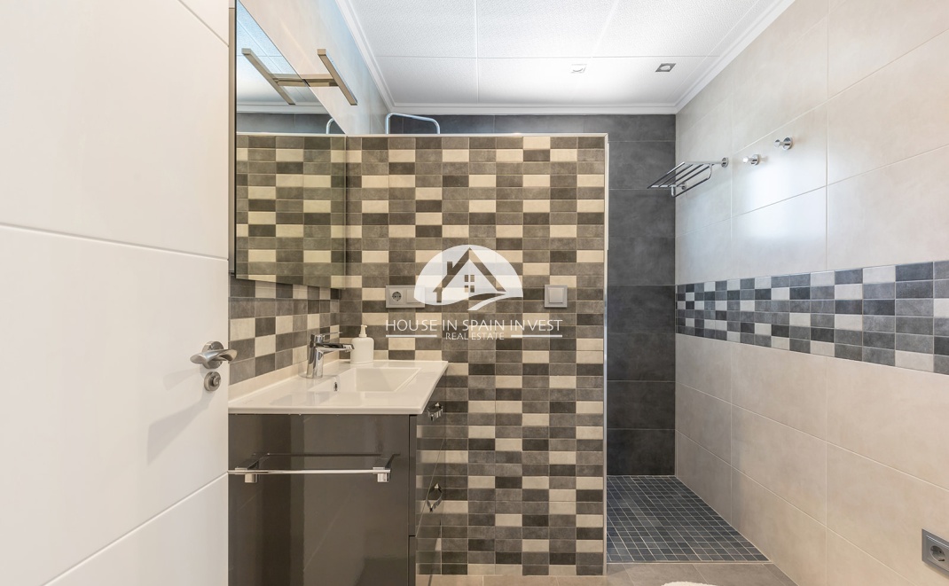 Resale - Villa - Orihuela Costa - Punta Prima  