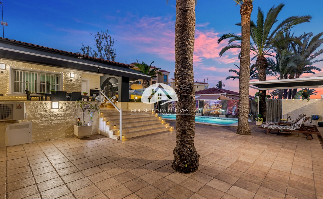 Resale - Villa - Torrevieja - Punta Prima  