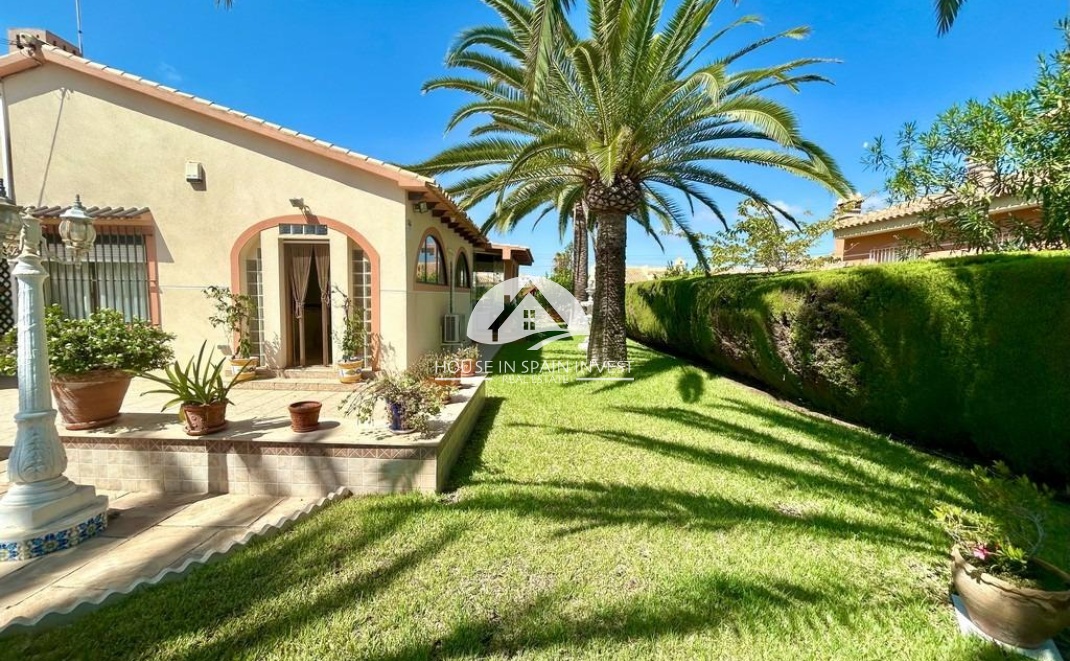 Resale - Villa - Orihuela Costa - Cabo roig  