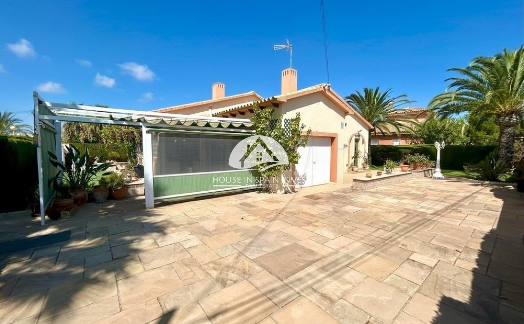 Resale - Villa - Orihuela Costa - Cabo roig  