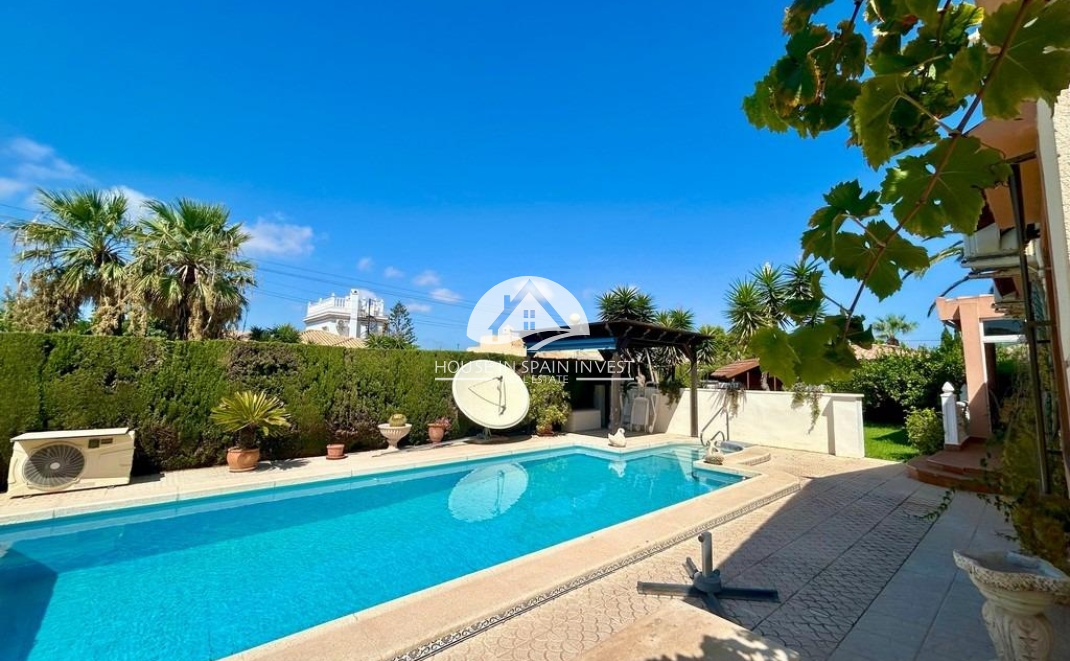 Resale - Villa - Orihuela Costa - Cabo roig  