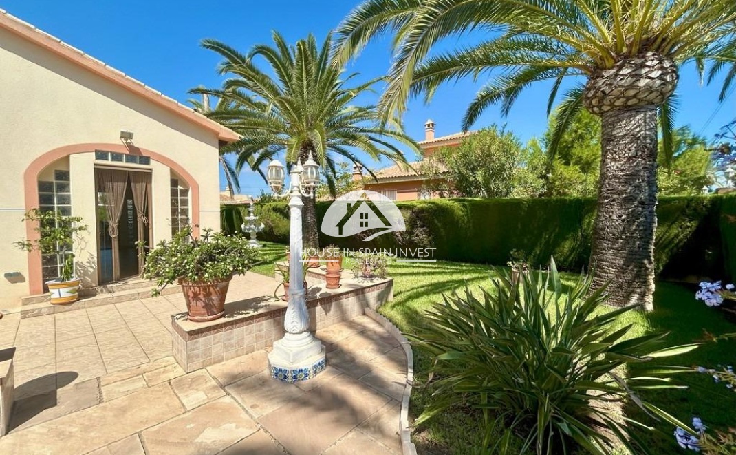 Resale - Villa - Orihuela Costa - Cabo roig  