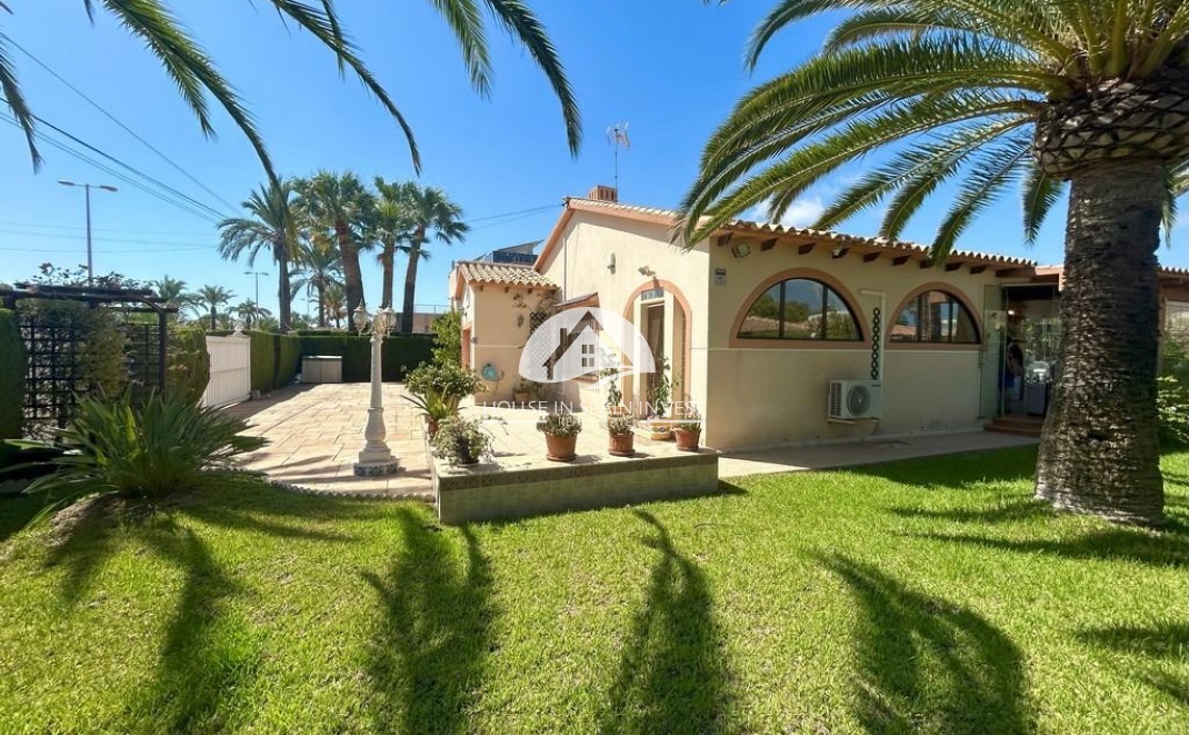 Resale - Villa - Orihuela Costa - Cabo roig  