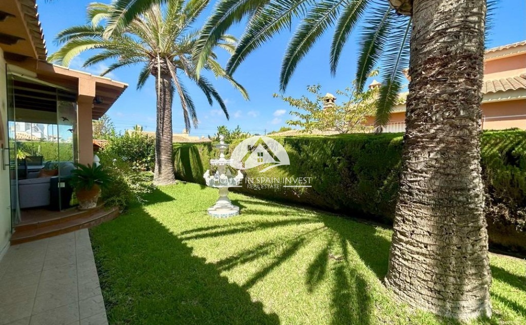 Resale - Villa - Orihuela Costa - Cabo roig  