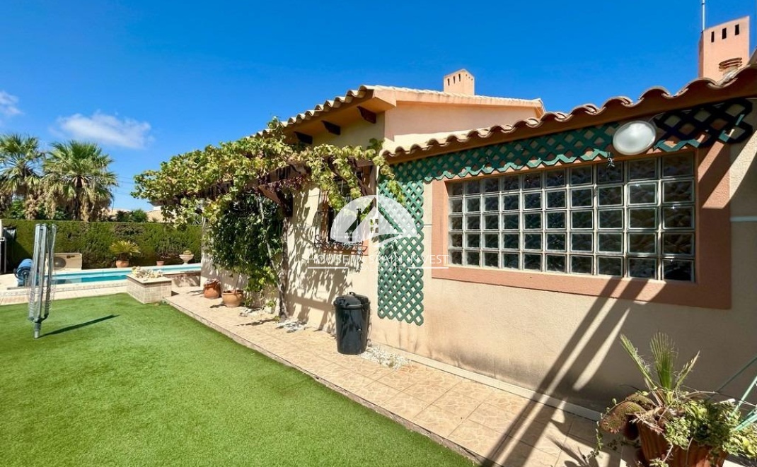 Resale - Villa - Orihuela Costa - Cabo roig  