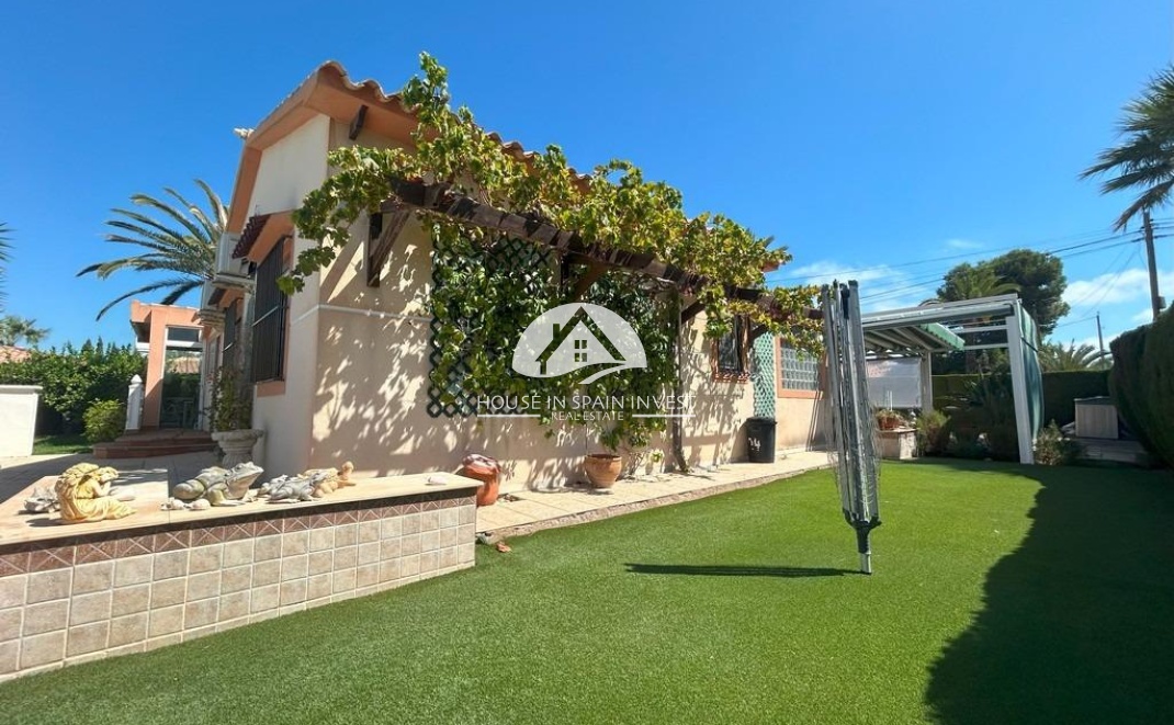 Resale - Villa - Orihuela Costa - Cabo roig  