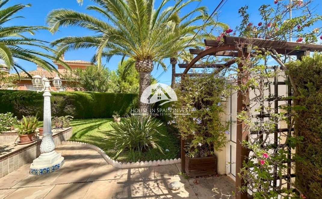 Resale - Villa - Orihuela Costa - Cabo roig  