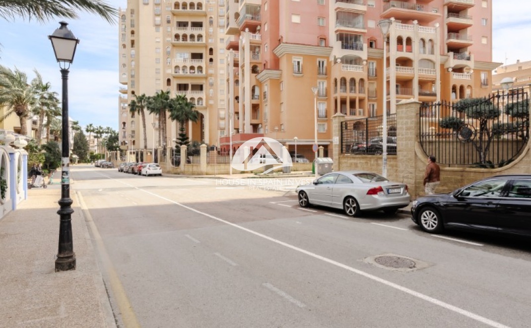 Resale - Apartment  - Torrevieja - Playa de los Locos