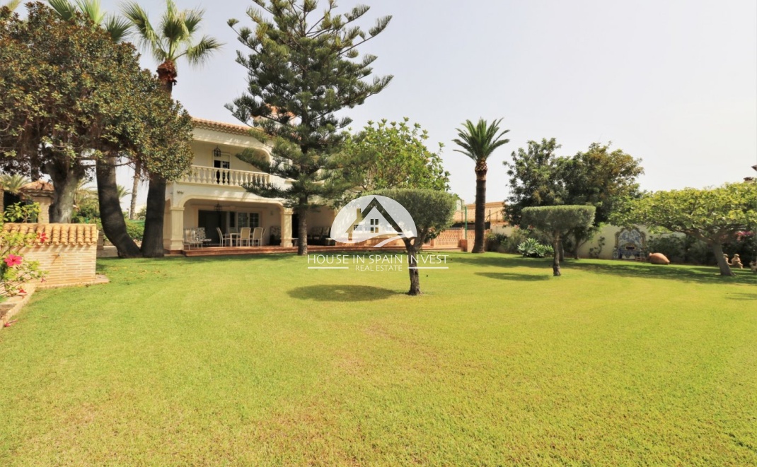 Resale - Villa - Orihuela Costa - Cabo roig  