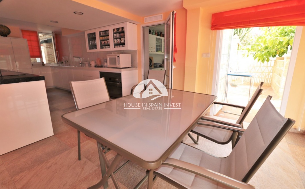 Resale - Villa - Orihuela Costa - Cabo roig  