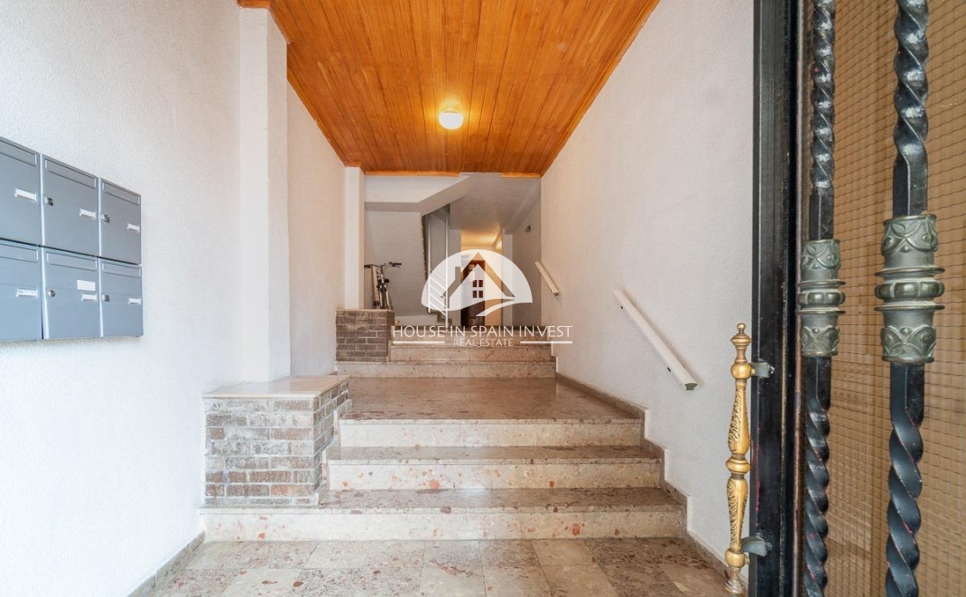 Resale - Apartment  - Torrevieja - Playa de los Naufragos