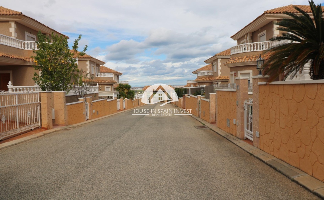 Resale - Villa - Torrevieja - Los Balcones  