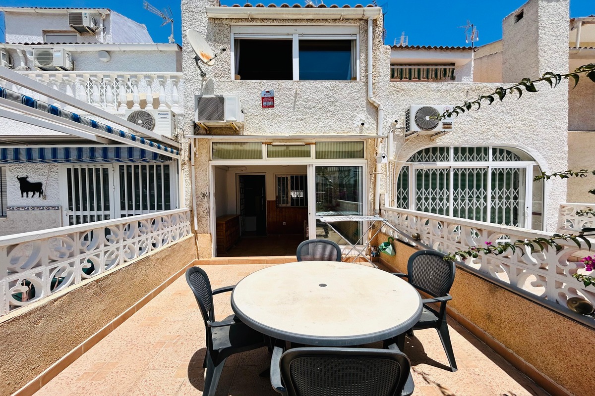 Duplex woning te koop in de populaire woonwijk “Calas Blancas” in Torrevieja.