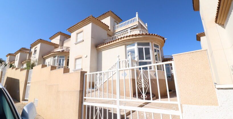 Se vende villa independiente mediterránea con una hermosa zona exterior en Blue Lagoon, Villamartin.