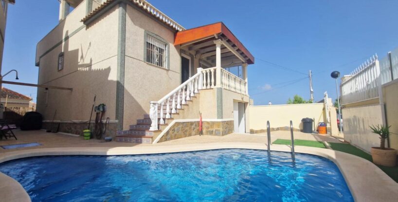 VERKOCHT! Vrijstaande villa te koop met garage, zwembad en onderbouw in El Galán, Villamartin.