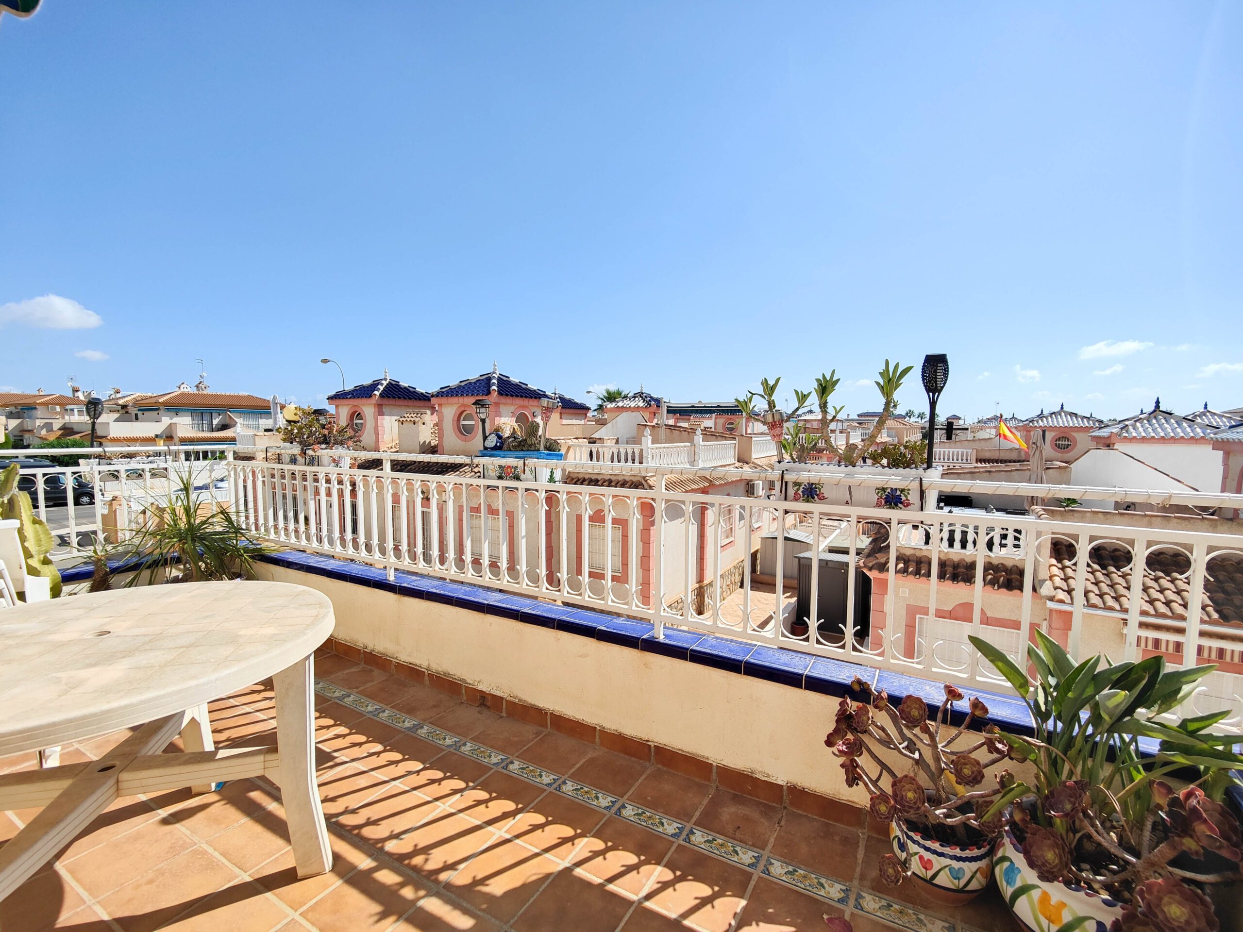 Charming upstairs apartment for sale with roof terrace in the heart of Playa Flamenca, Orihuela Costa.