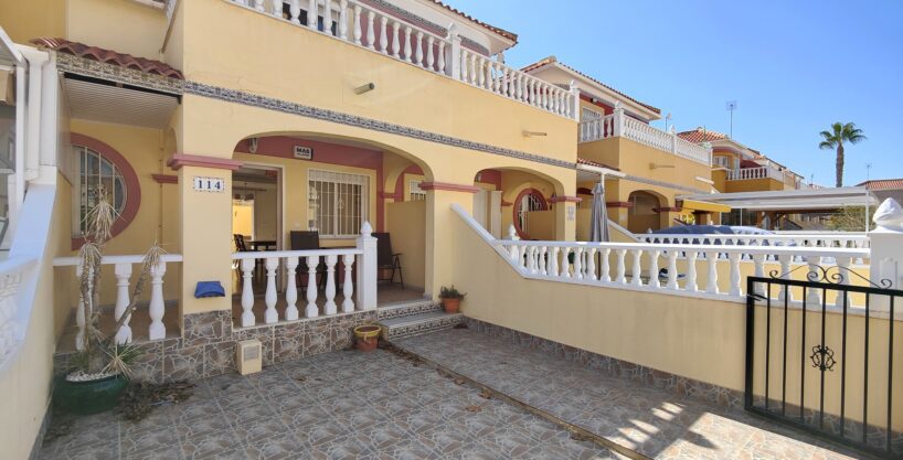 Geschakelde duplex woning te koop met parkeerplaats in La Regia, Orihuela Costa..