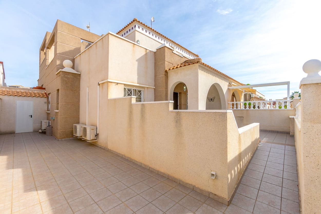 Well-kept townhouse for sale in Altos de la Bahía in Aguas Nuevas, Torrevieja.