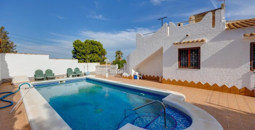 Vrijstaande villa te koop met gastenverblijf en garage in Los Balcones, Torrevieja.