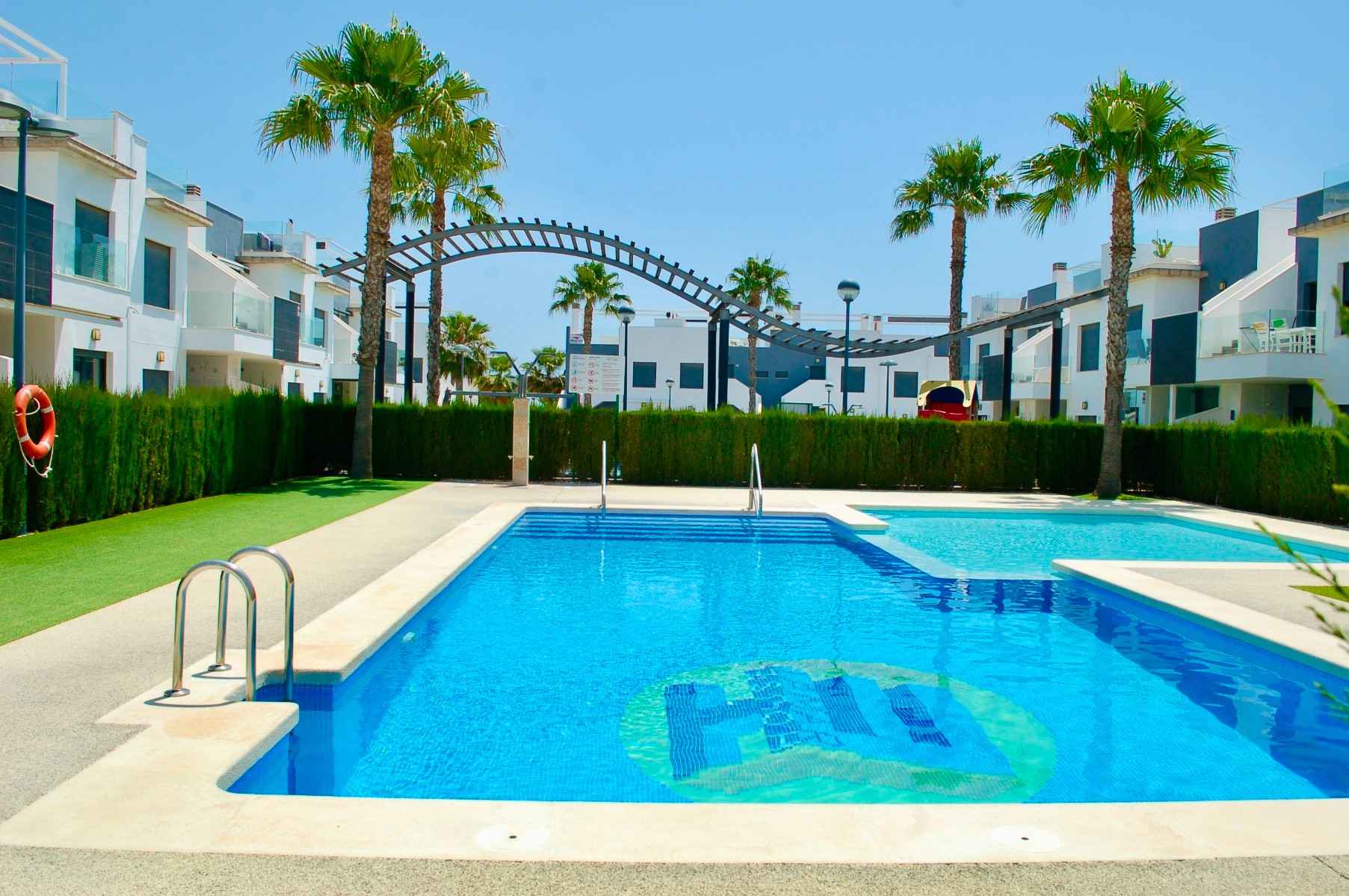 Key-ready ground floor apartment for sale opposite the pool in a modern resort in Pilar de la Horadada.