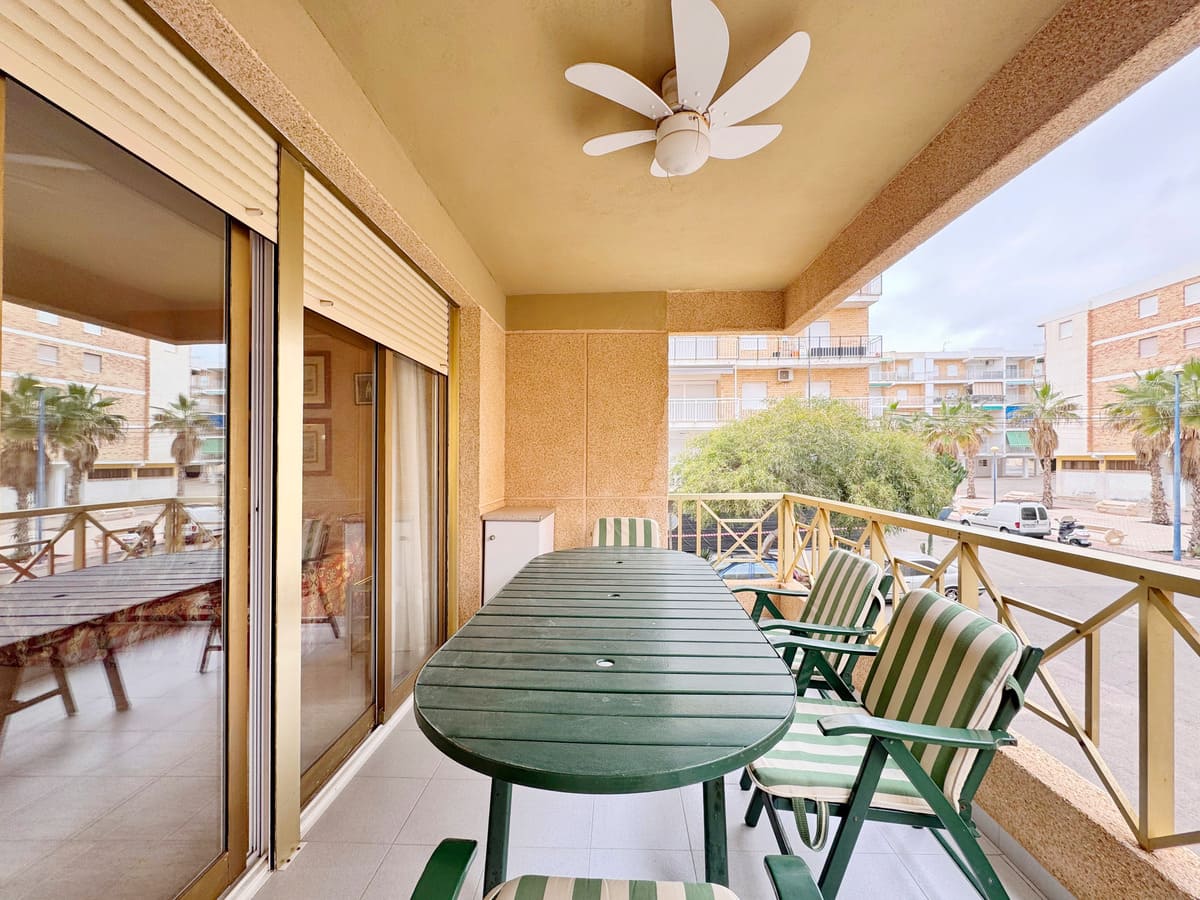 Se vende amplio apartamento a tan solo 200m de la playa en Punta Prima.